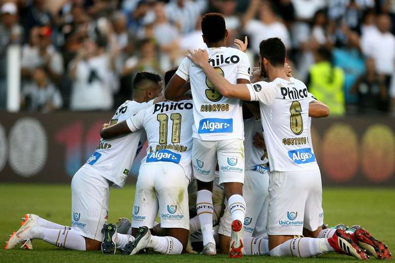 Santistas comemoram gol na vitória sobre o Sport