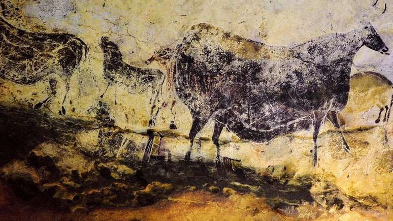 A Caverna de Lascaux, perto do vilarejo de Montignac, no sul da França contém pinturas com idade estimada em 16 mil anos, feitas com pigmento preto