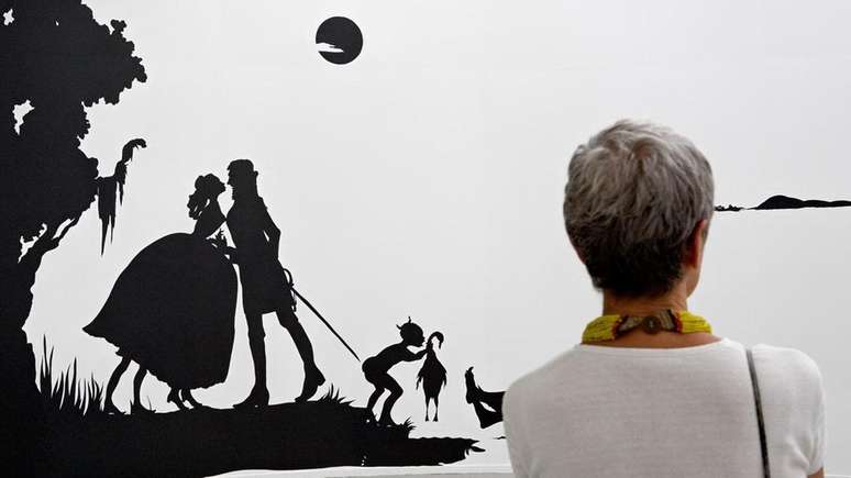 Kara Walker tem um olhar inabalável sobre as exploração sexual e racial nas silhuetas da arte folclórica americana (Foto: Mark Alexander/Sikkema Jenkins & Co/Joshua White)