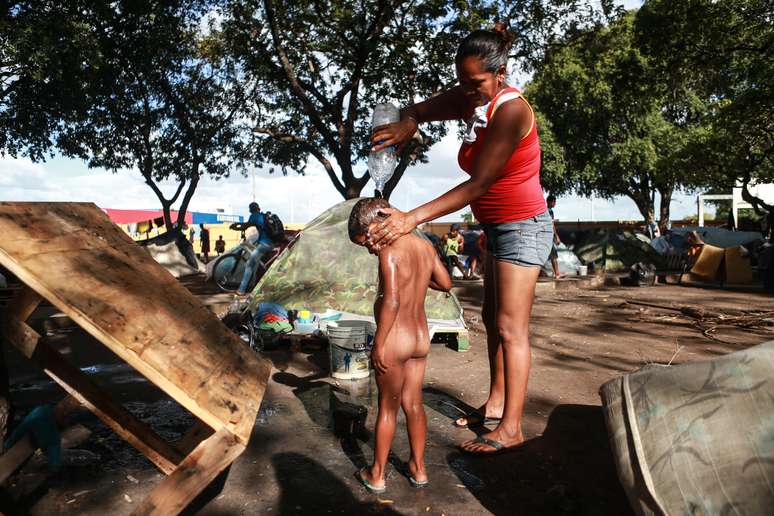 Venezuelanos espalhados pela Praça Simon Bolívar em Boa Vista, Roraima