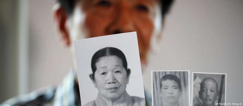 Muitos sul-coreanos traziam fotos de parentes ao chegarem a hotel onde esperam por encontro na Coreia do Norte