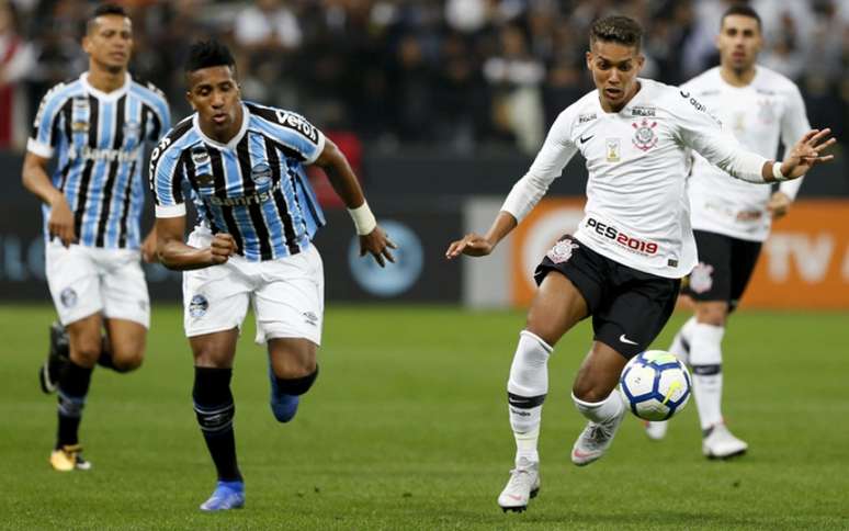 Corinthians entrou em campo para pegar o Grêmio sem um atacante de referência (Foto: Marco Galvão/Fotoarena)