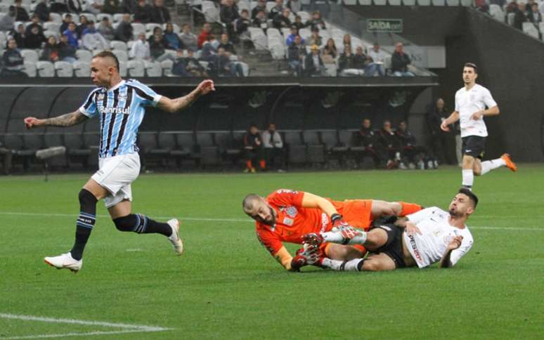 Walter e Pedro Henrique se chocam no momento do gol de Éverton (Foto: Anderson Rodrigues / Agencia F8)