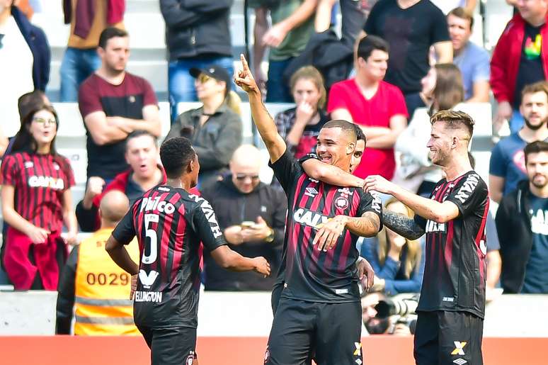  Zé Ivaldo, do Atlético Paranaense, comemora seu gol marcado sobre o Flamengo durante partida válida pela 19ª rodada do Campeonato Brasileiro 2018