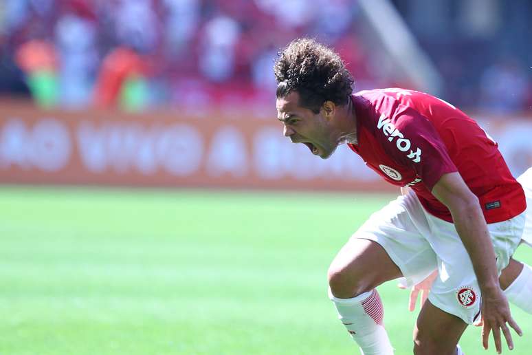 Camilo comemora único gol da partida e primeiro à frente do time