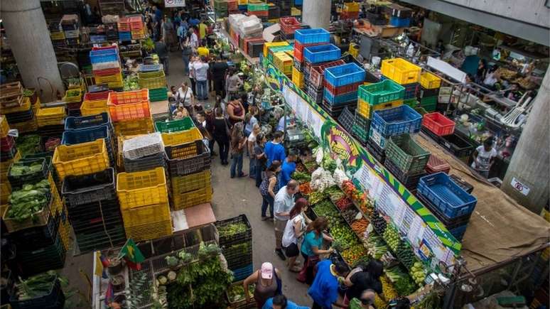 Analistas avaliam que aumento do salário mínimo tende a fazer subir o preço dos produtos e, assim, alimentar a inflação