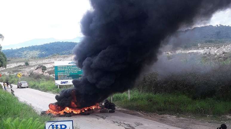 Manifestantes queimam pneus em Pacaraima; em julho, haviam feito protesto pacífico
