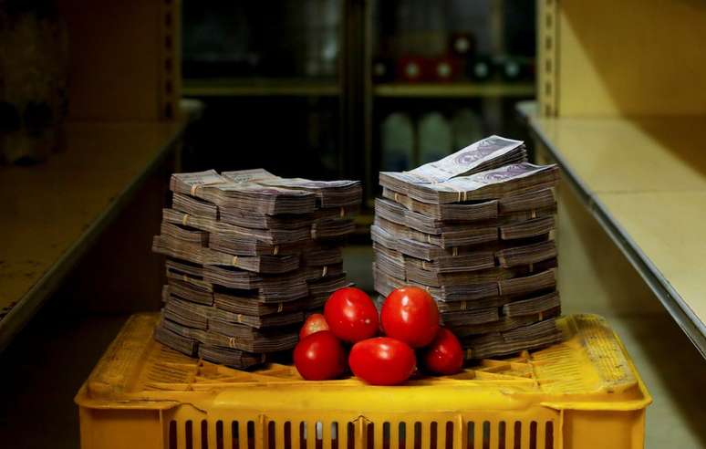 Um quilo de tomate ao lado de 5.000.000 bolívares