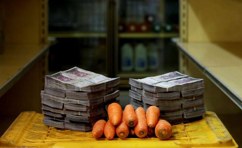 Cenouras ao lado de 3.000.000 bolívares