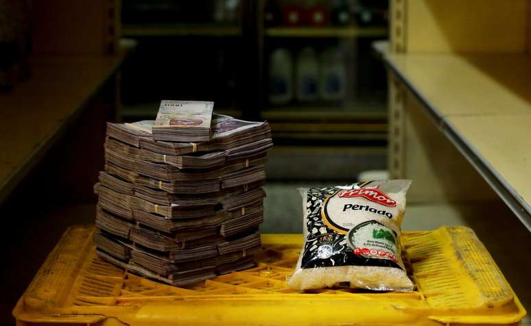 Pacote de 1kg de arroz ao lado de 2.500.000 bolívares