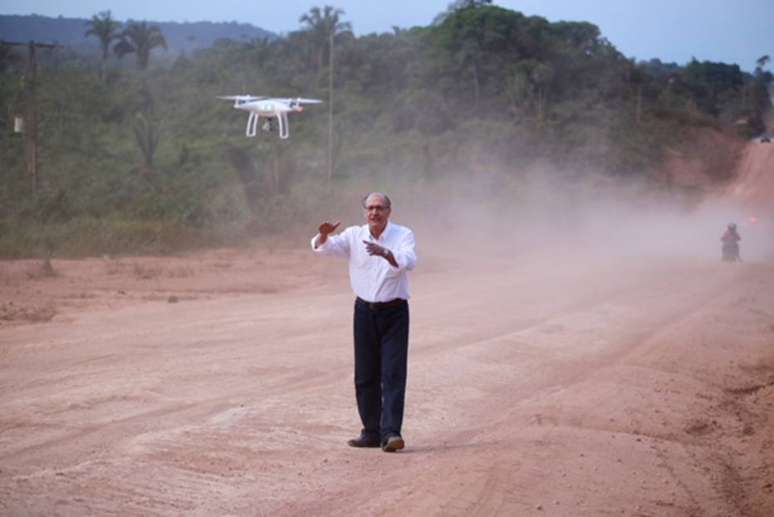 O presidenciável tucano Geraldo Alckmin grava vídeo com drone em Santarém (PA)