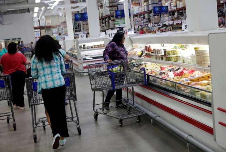 Consumidores fazem compras em mercado na Flórida, Estados Unidos 05/10/2016 REUTERS/Henry Romero 