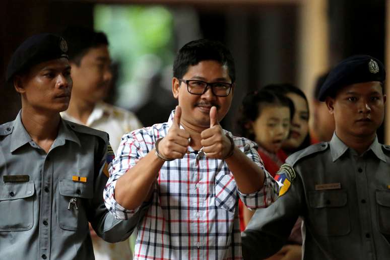 Polícia escolta jornalista da Reuters Wa Lone na chegada a tribunal para audiência em Yangon 20/08/2018 REUTERS/Ann Wang