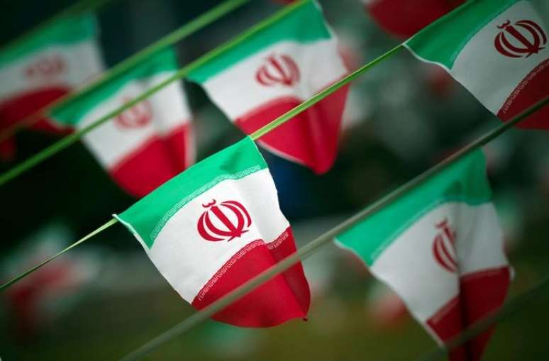 Bandeiras do Irã em praça de Teerã 10/02/2012 REUTERS/Morteza Nikoubazl