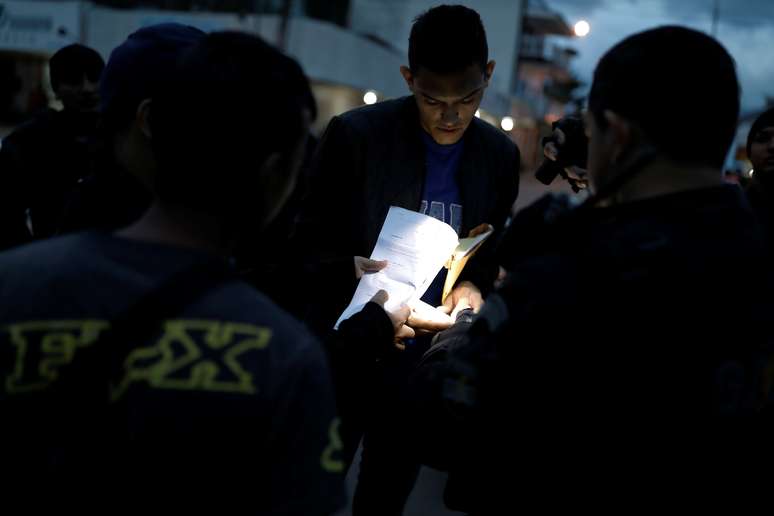 Venezuelano apresenta documentação para policiais em Pacaráima, Roraima
19/08/2018 REUTERS/Nacho Doce