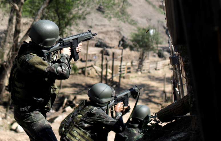 Soldados do Exército durante operação no Complexo do Alemão, no Rio de Janeiro 20/08/2018 REUTERS/Ricardo Moraes