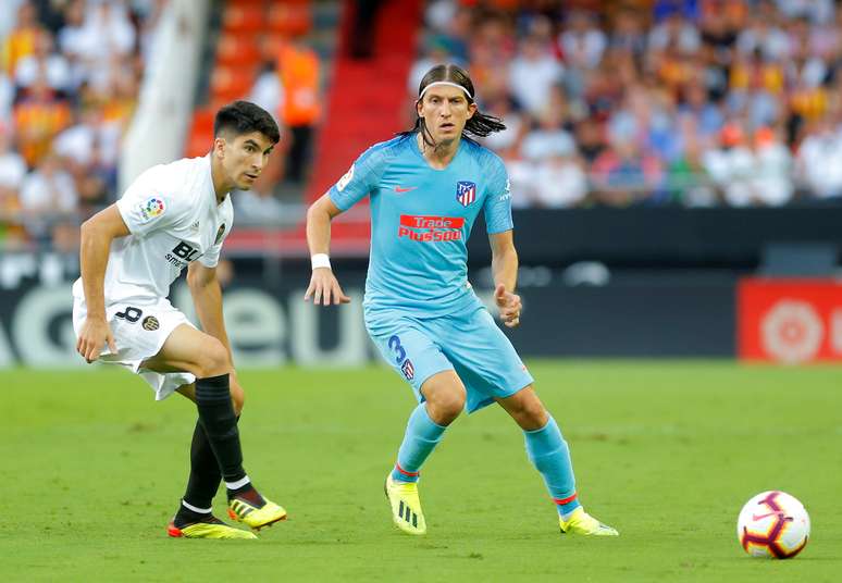 Filipe Lu&iacute;s em jogo contra o Valencia
 20/8/2018      REUTERS/Heino Kalis