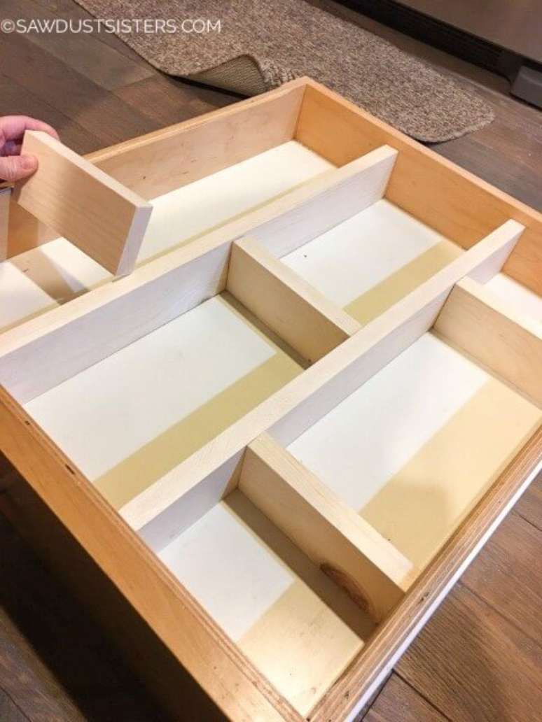 20. Organizador de gavetas feito de madeira