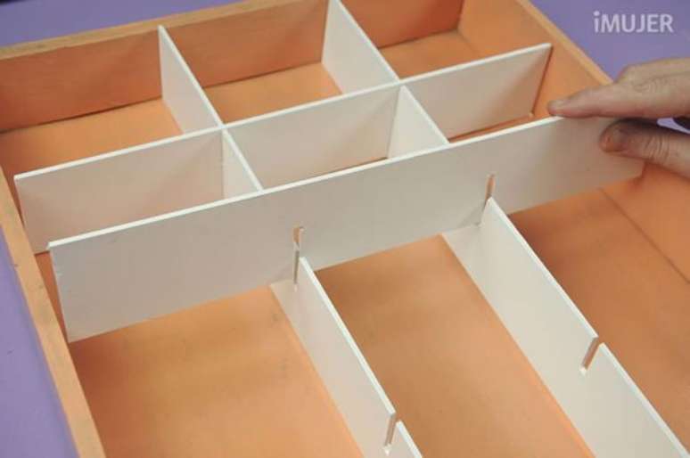 15. Organizador de gavetas feito de papelão