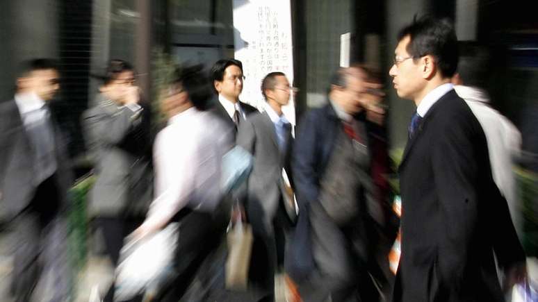 Uma pesquisa apontou que 20% dos profissionais japoneses faziam mais de 80 horas extras por mês