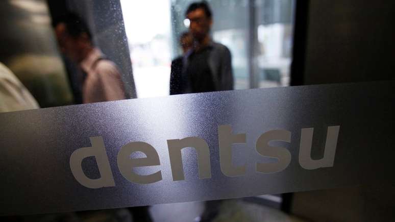 O caso de suicídio de uma funcionária da Dentsu em 2015 trouxe de novo à tona o debate sobre mortes por excesso de trabalho