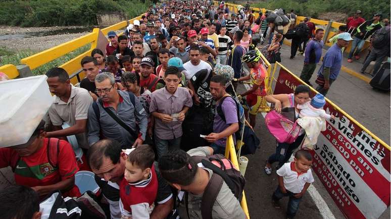 Dezenas de milhares de pessoas cruzam diariamente a fronteira entre Venezuela e Colômbia
