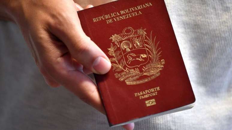 Dentro e fora do seu país, venezuelanos relatam dificuldades para conseguir ou renovar passaporte