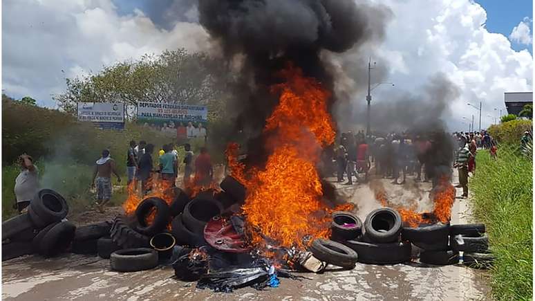 Brasileiros incendiaram pertences de venezuelanos no fim de semana e colocaram fogo em pneus em protesto
