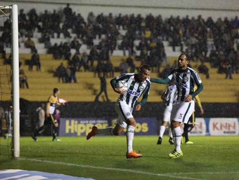 Guilherme comemora gol no empate entre Criciúma e Coritiba
