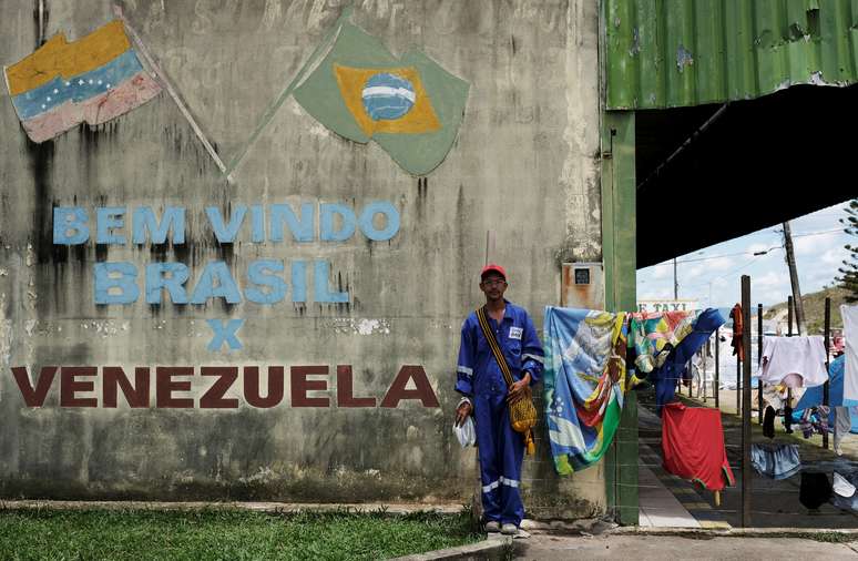 Venezuelano que trabalhou em uma empresa de petróleo posa depois de mostrar seus documentos no controle da fronteira Brasil/Venezuela em Pacaraima 9/08/ 2018. REUTERS/Nacho Doce 