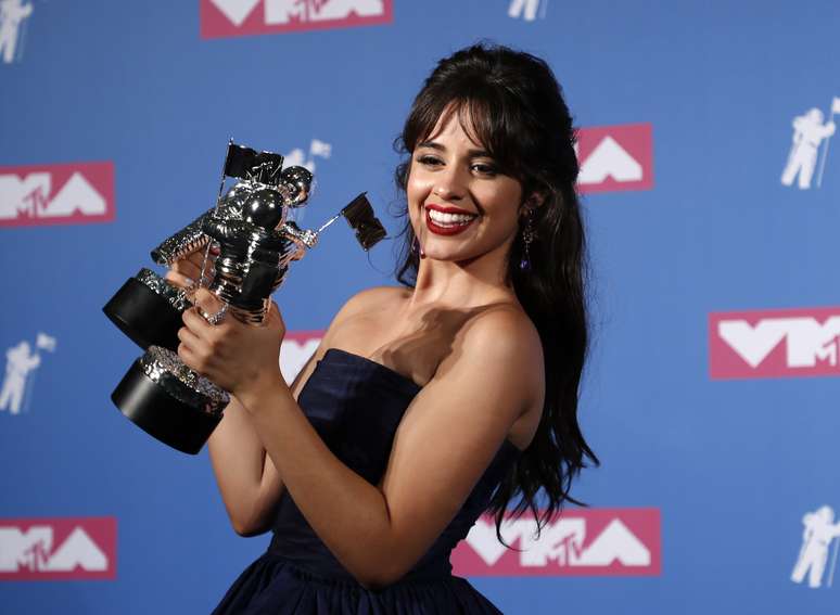 Camila Cabello posa com pr&ecirc;mios do VMA em Nova York, Estados Unidos 20/08/2018 REUTERS/Carlo Allegri 