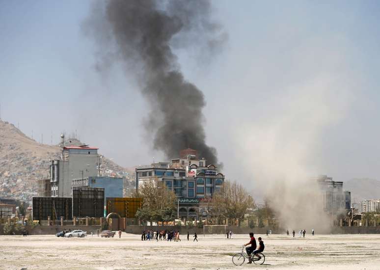 Fumaça vista em local de ataque em Cabul, no Afeganistão
REUTERS/Mohammad Ismail