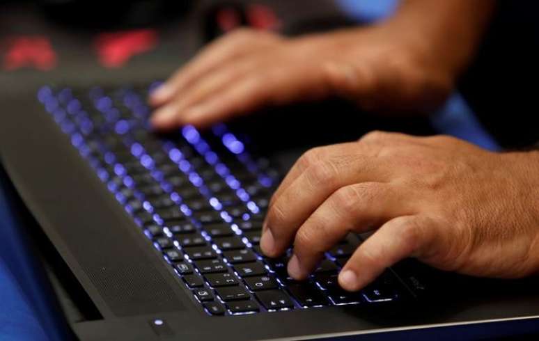 Homem digita em laptop durante conferência de computação em Las Vegas
29/07/2018 REUTERS/Steve Marcus