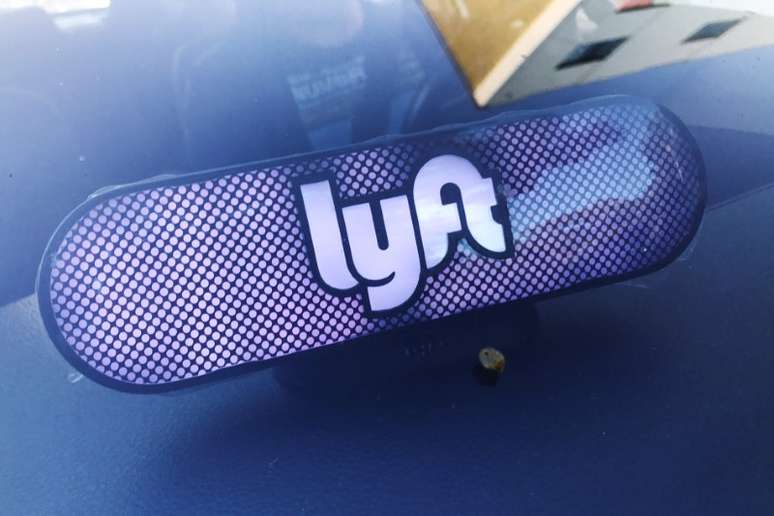 Logo da Lyft em carro do serviço em Los Angeles, na Califórnia
21/09/2017
REUTERS/Chris Helgren