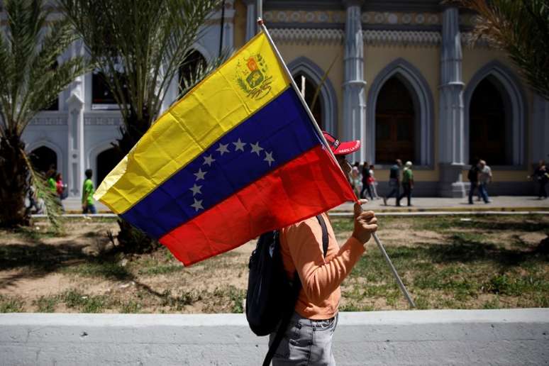 Venezuelano segura bandeira da Venezuela durante protesto em Caracas
06/08/2018 REUTERS/Adriana Loureiro