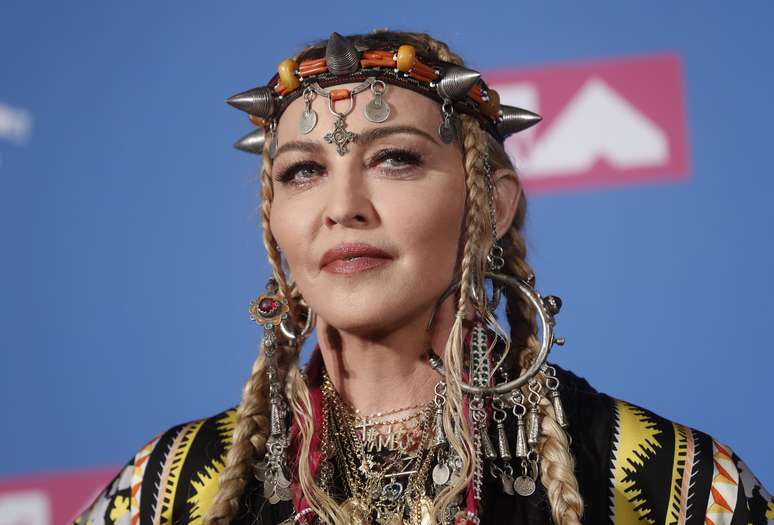 Madonna é fotografada no tapete vermelho do VMA da MTV