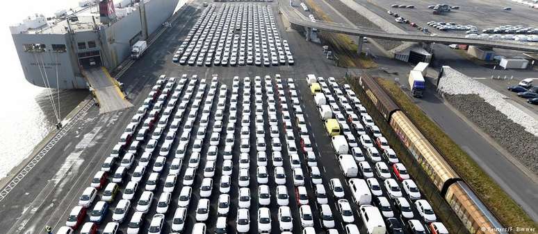 Automóveis Volkswagen no porto de Emden