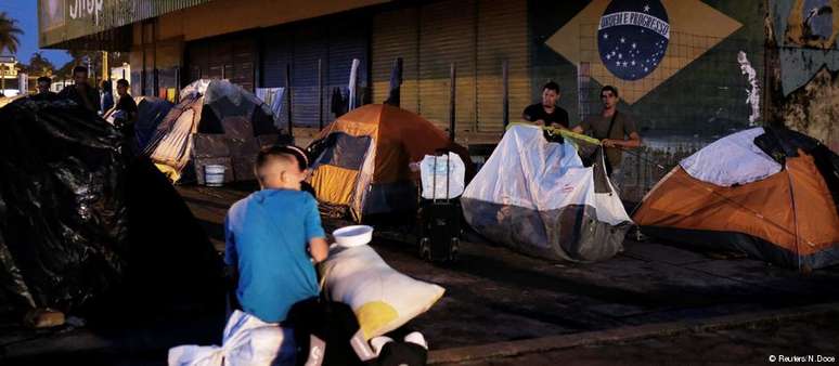 Venezuelanos aguardam cadastramento acampados em Pacaraima