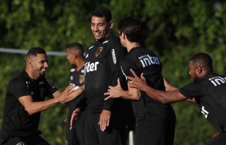 Diego Souza brinca com os companheiros durante treino do São Paulo - Rubens Chiri/www.saopaulofc.net