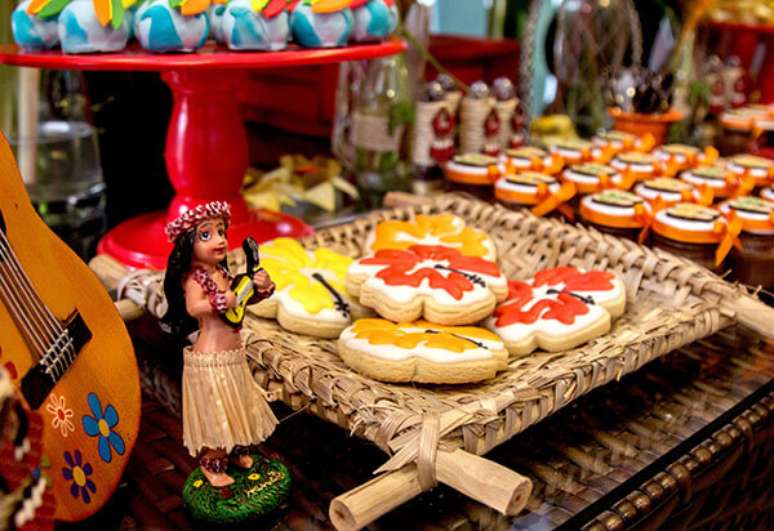 74- Esteiras são usadas como apoio para doces na mesa decorada de festa havaiana. Fonte: Constance Zahn