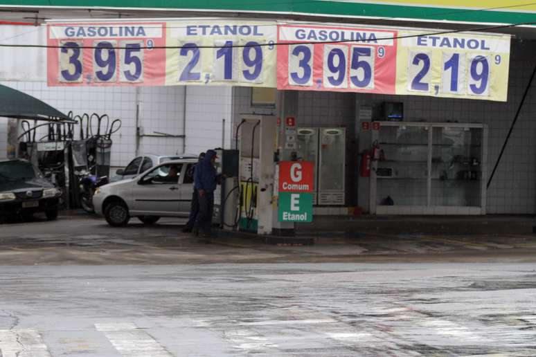 Preços de combustíveis causam pressão nos gastos das prefeituras, diz entidade