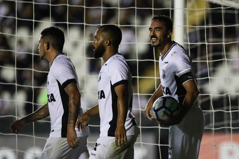 Comemoração do gol de Tiago Alves, do Ceará, em partida contra o Vasco, válida pela 19ª rodada do Campeonato Brasileiro, no estádio de São Januário, no Rio de Janeiro, nesta segunda-feira, 20.