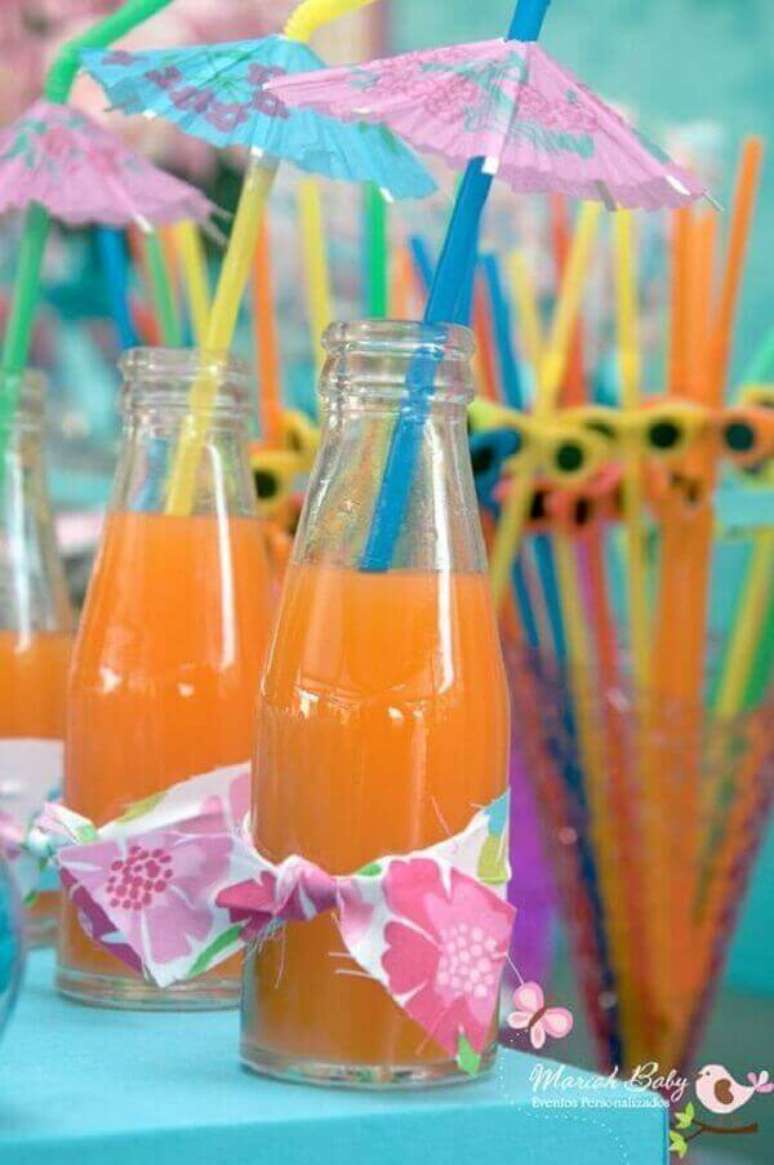 12- Sucos e coquetéis servidos em garrafas para festa havaiana. Fonte: Pinterest