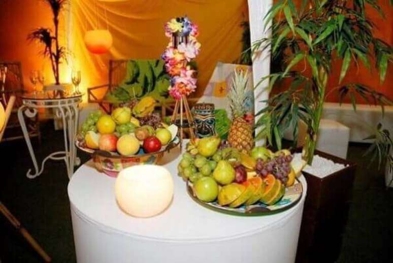 15- Na festa havaiana é fundamental a apresentação de uma mesa de frutas. Fonte: Casa e Festa