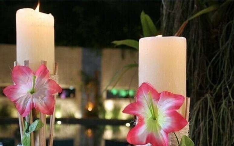 17- Na festa havaiana você pode utilizar velas decoradas com flores sobre as mesas. Fonte: Casa e Festa