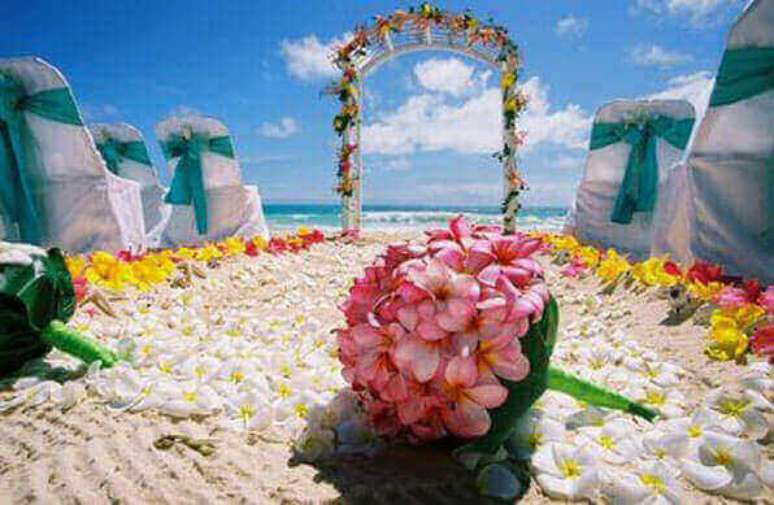 4- Decoração de altar para casamento havaiano na praia. Fonte: Pinterest