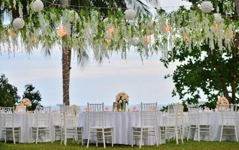 5- Para a festa havaiana decore as mesas e as cadeiras com tecidos brancos e leves. Fonte: Westwing
