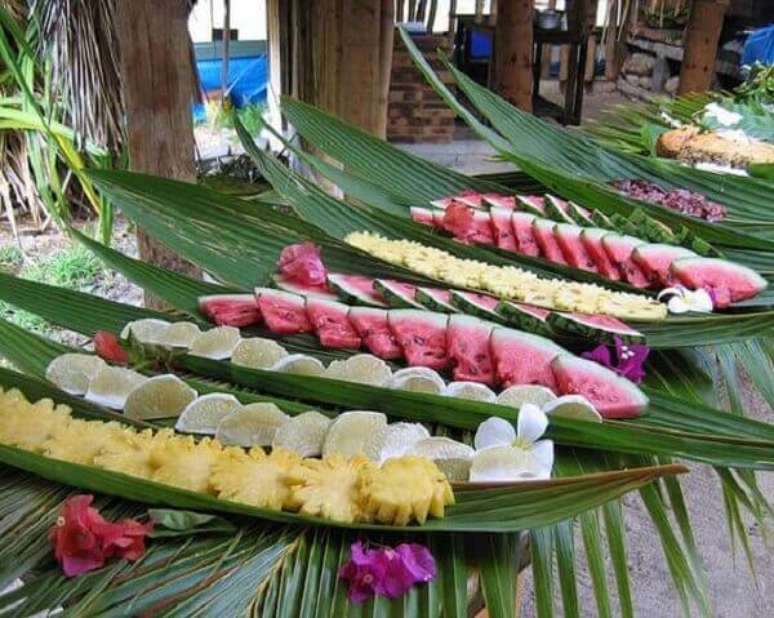 8- A festa do Havaí tem um cardápio rico em frutas. Fonte: Pinterest