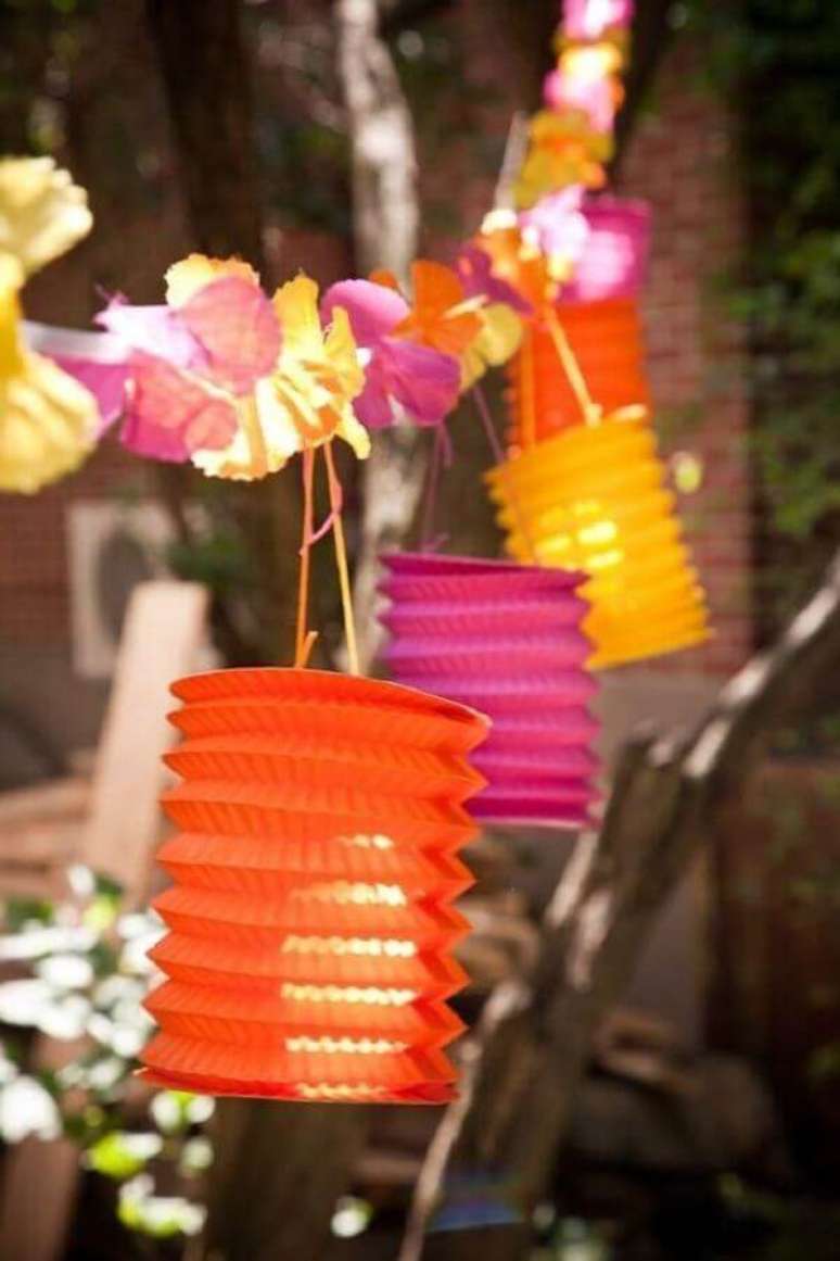 47- Lanternas coloridas penduradas em colares havaianos emendados iluminam a festa à noite. Fonte: Eu amo Decoração