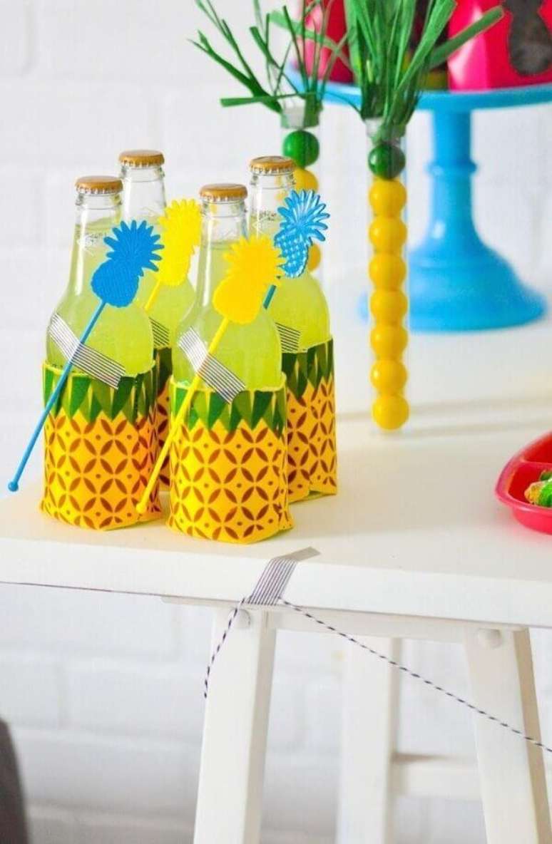 53- As garrafas que enfeitam a mesa  da festa havaiana recebem adornos imitando abacaxi. Fonte: Eu amo Decoração